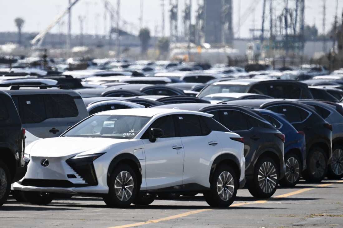 Los autos Toyota y Lexus descargados de los barcos de transporte de automóviles se sientan estacionados en el puerto de Long Beach en California.