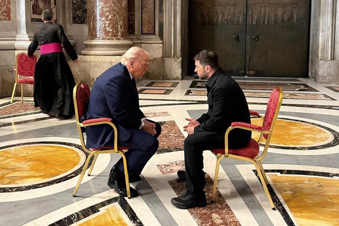 El presidente de Ucrania, Volodymyr Zelenskyy, a la derecha, y el presidente Trump, hablan