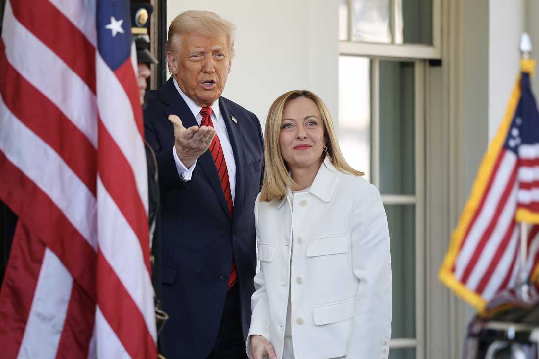 El presidente Trump saluda al primer ministro italiano Giorgia Meloni fuera del ala oeste de la Casa Blanca el jueves.