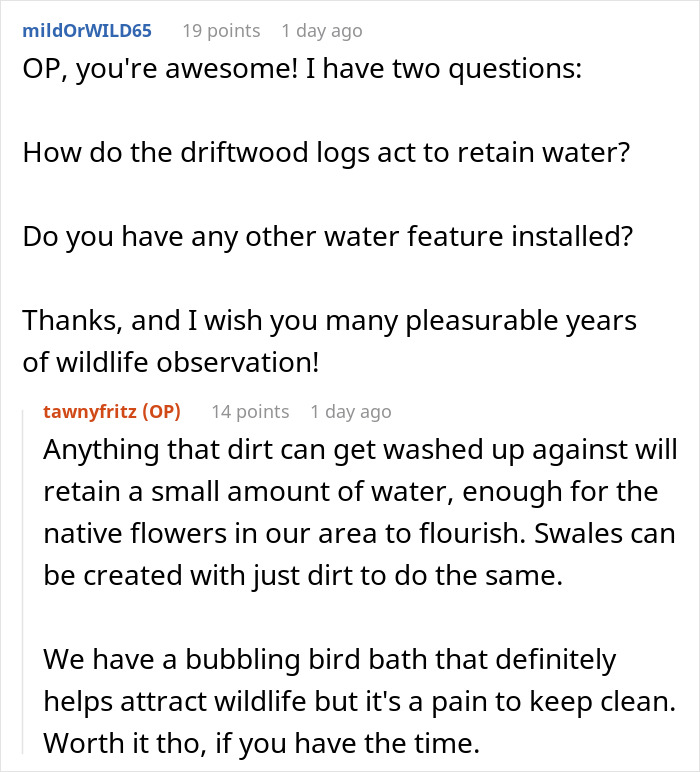 Conversación de Reddit discutiendo la creación del hábitat de la vida silvestre, la retención de agua con troncos de madera flotante y mantenimiento del baño de aves en el patio trasero.