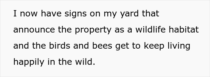 Los letreros en un patio anunciando el hábitat certificado de vida silvestre con pájaros y abejas que viven felices en malezas cubiertas de maleza.