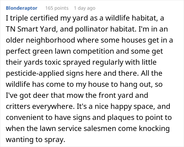 Comentario que describe un patio certificado como un hábitat de vida silvestre que atrae a ciervos y criaturas a pesar de las quejas de los vecinos sobre las malas hierbas.