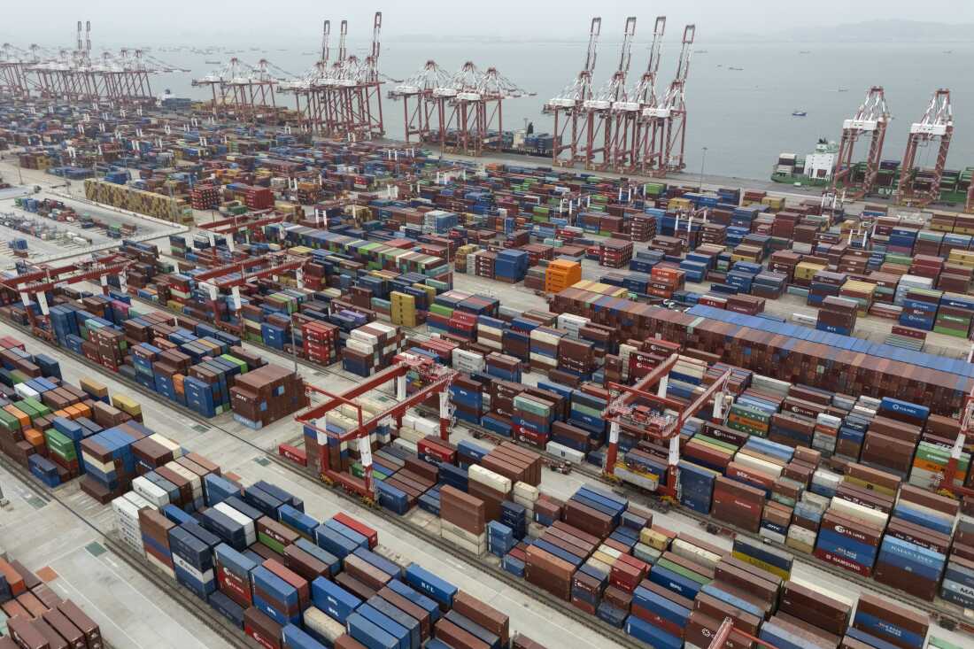 Los contenedores de envío se ven listos para el transporte en el puerto de Guangzhou en el distrito de Nansha en la provincia de Guangdong del sur de China en abril.