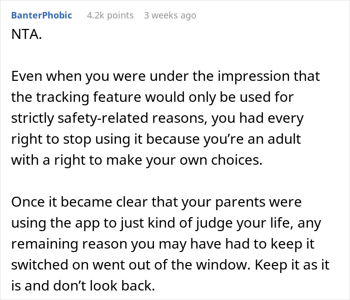 Comentario de Reddit explicando los derechos de los adultos después de eliminar el seguimiento del teléfono utilizado por los padres para ver la ubicación sin consentimiento.