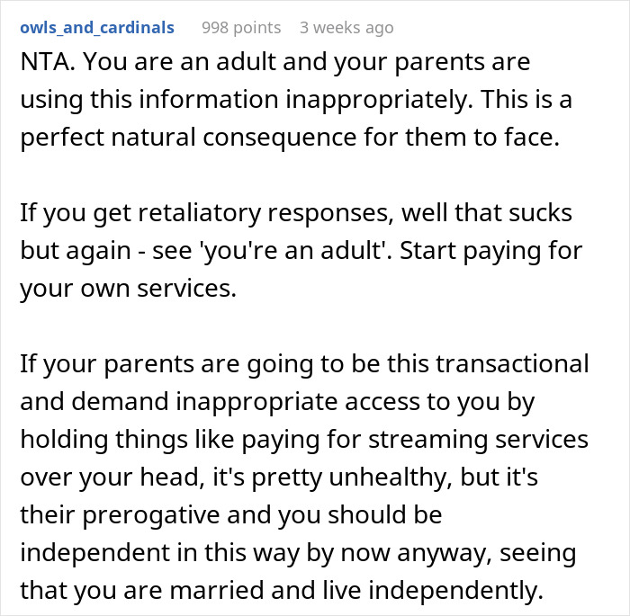 Comentario de Reddit discutiendo la eliminación del seguimiento del teléfono de los padres que usan mal el acceso de la ubicación, destacando la independencia y la privacidad de los adultos.