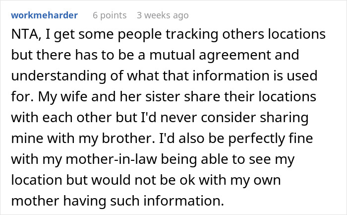 Comentario de Reddit discutiendo el seguimiento del teléfono y los límites para compartir la ubicación entre los miembros de la familia y el uso del seguimiento del teléfono.