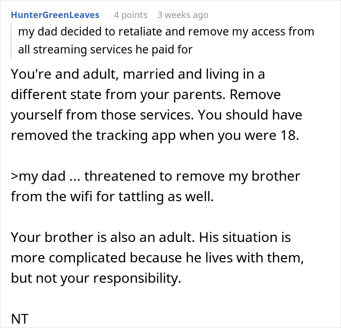Comentario de Reddit discutiendo la aplicación de seguimiento del teléfono de los padres que la usan para ver la ubicación, abordando los límites de los adultos.