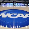 El logotipo de la NCAA se muestra en 2015 en el centro de la cancha de baloncesto en el Consol Energy Center en Pittsburgh, con un anuncio de March Madness que se muestra en las pantallas laterales detrás de él.