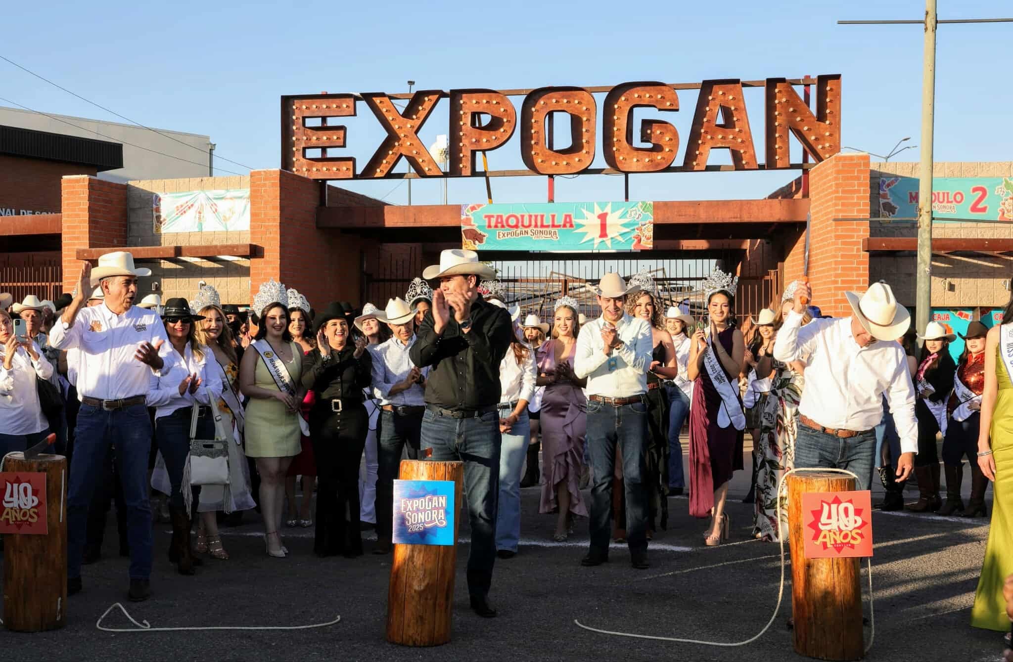 Se llevó a cabo el tradicional corte de reata para dar por inaugurada la Expogan Sonora 2025 en su 40 Edición, el corte lo realizaron el dirigente de la UGRS Juan Ochoa Valenzuela, el Secretario de Gobierno Adolfo Salazar Razo y el alcalde Antonio Astiazarán Gutiérrez. | Julián Ortega