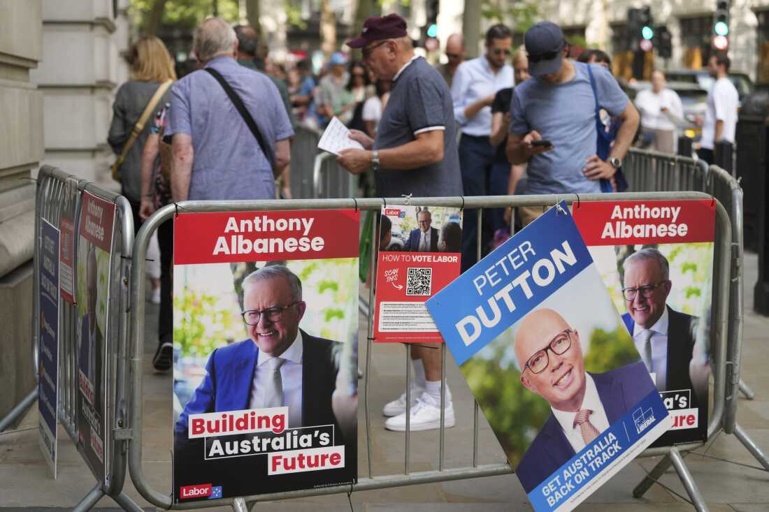 La gente hace cola fuera de la Alta Comisión Australiana en Londres para votar en las elecciones federales de Australia, el viernes 2 de mayo de 2025.
