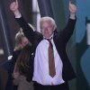 El fundador de WikiLeaks, Julian Assange, da un doble pulgar hacia arriba después de aterrizar en Canberra, Australia, el miércoles 26 de junio de 2024. Assange regresó a su tierra natal, Australia, a bordo de un chárter a reacción horas después de declararse culpable de obtener y publicar secretos militares estadounidenses en un acuerdo con los fiscales de justicia que concluye una saga legal dibujada.