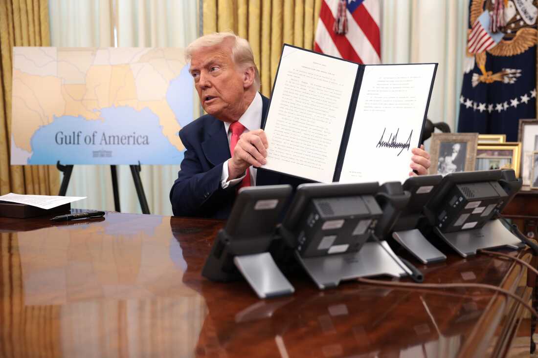 El presidente Donald Trump firma órdenes ejecutivas en la Oficina Oval de la Casa Blanca el 6 de marzo, incluida una orden que termina las autorizaciones de seguridad de quienes trabajan en el bufete de abogados Perkins Coie.
