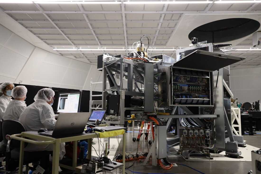 Los ingenieros y científicos de NSO y KIS trabajan en el filtro sintonizable visible (VTF) dentro del laboratorio Coudé en el Telescopio Solar Inouye.