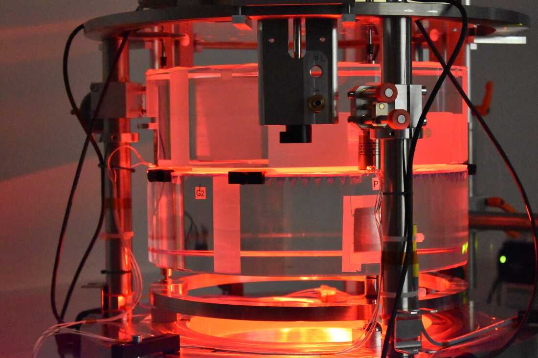 El etalon del filtro sintonizable visible (VTF), en la foto aquí, consta de dos placas reflectantes, empleadas para medir pequeñas diferencias en el flujo de luz para diferentes longitudes de onda utilizando la interferencia que produce.