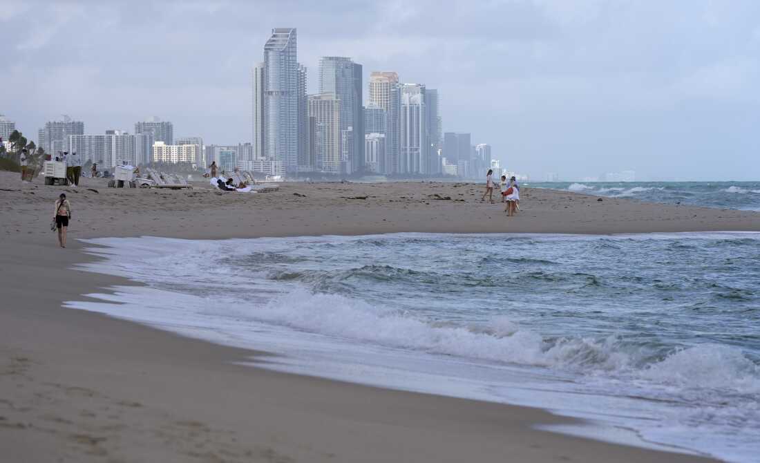 La playa de Skyline Sunny Isles en Surfside, Florida, muestra docenas de edificios de condominios de gran altura y hoteles de lujo en esta foto desde diciembre de 2024.