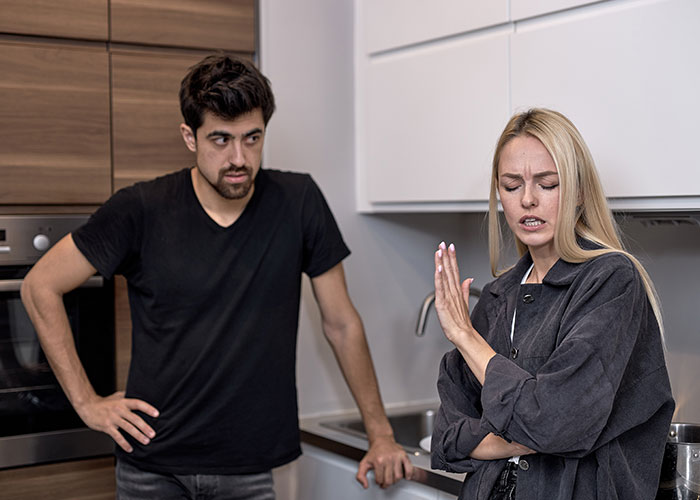 La mujer se niega a dar la cabaña de papá al hermanastro luchando, causando tensión y malestar dentro de la familia en un entorno de cocina.