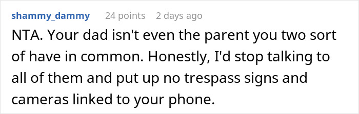 Captura de pantalla de un comentario de Reddit sobre una mujer que se niega a darle la cabaña de su padre a su hermanastro.
