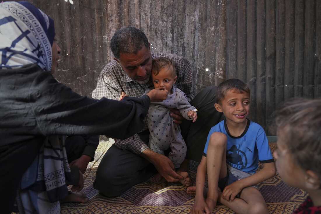 Wedad Abdelaal y su esposo Ammar alimentan a su hijo de 9 meses Khaled, en su tienda de campaña en un campamento para palestinos desplazados en Mawasi Khan Younis, Gaza Strip el viernes.