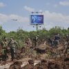 Las fuerzas de seguridad israelíes inspeccionan el sitio donde el ejército israelí dijo que un proyectil despedido por los rebeldes hutíes de Yemen aterrizaron en el área del aeropuerto internacional de Ben Gurion, cerca de Tel Aviv, Israel, el domingo 4 de mayo de 2025.