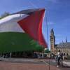 Una bandera palestina vuela fuera de la Corte Internacional de Justicia, que abrió audiencias en una solicitud de las Naciones Unidas para una opinión consultiva sobre las obligaciones de Israel de permitir la asistencia humanitaria en Gaza y Cisjordania, en Hague, Países Bajos, el lunes.