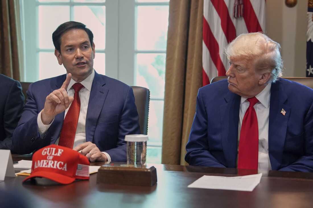 El secretario de estado, Marco Rubio, habla durante una reunión del gabinete en la Casa Blanca, el miércoles 30 de abril, en Washington, mientras el presidente Donald Trump observa.