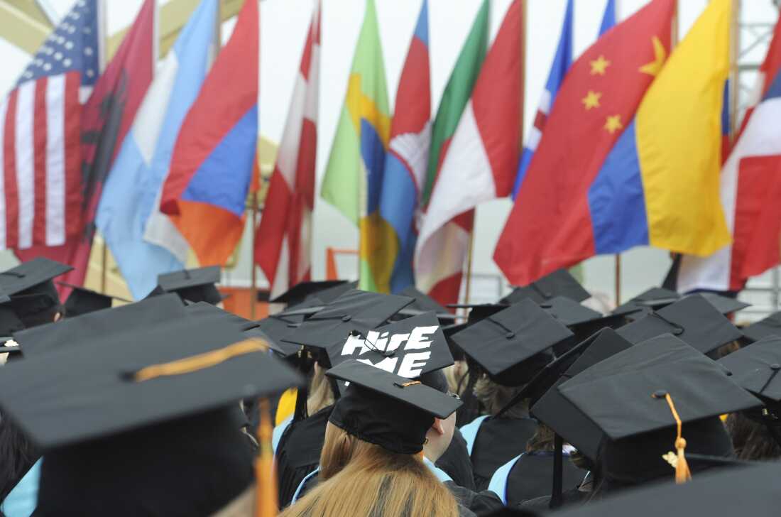 Miles de estudiantes internacionales que estudian en universidades estadounidenses han sido eliminados por la administración Trump, a veces por infracciones tan menores como una violación de tráfico.
