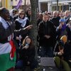 Los manifestantes protestan en Berlín contra la posible deportación de cuatro activistas pro-palestinos extranjeros de Alemania el 7 de abril. Los cuatro, incluidos dos de Irlanda, uno de Polonia y uno de los Estados Unidos, enfrentan la orden de irse en relación con su participación en una protesta en la Universidad Libre de Berlín el año pasado por la invasión de Israel de Gaza. Las autoridades municipales han ordenado a los cuatro que abandonen Alemania o sean deportación.