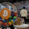 Archivo: un empleado observa un letrero electrónico que muestra los precios de Bitcoin y otras criptomonedas en el Lounge of Bithumb Cryptomonders Exchange en Seúl, Corea del Sur, 21 de noviembre de 2024.