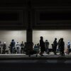 La gente se alinea por la noche frente a un edificio