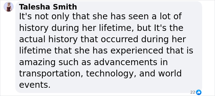 Comentario de Talesha Smith destacando a la dama de 115 años que presenta los principales avances históricos y tecnológicos.