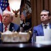 El presidente Trump y el secretario de defensa Pete Hegseth aparecen durante una reunión del gabinete en la Casa Blanca el 26 de febrero.