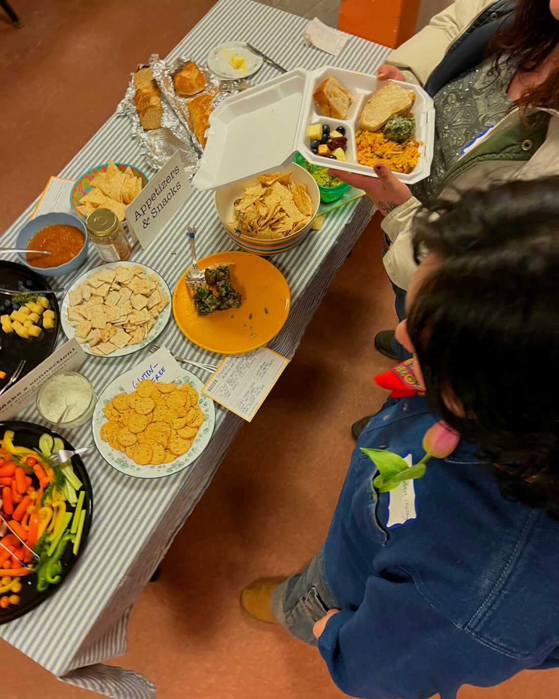 Los asistentes contribuyen a las comidas de cualquier manera que puedan, con platos u ofrendas caseras directamente de la tienda.