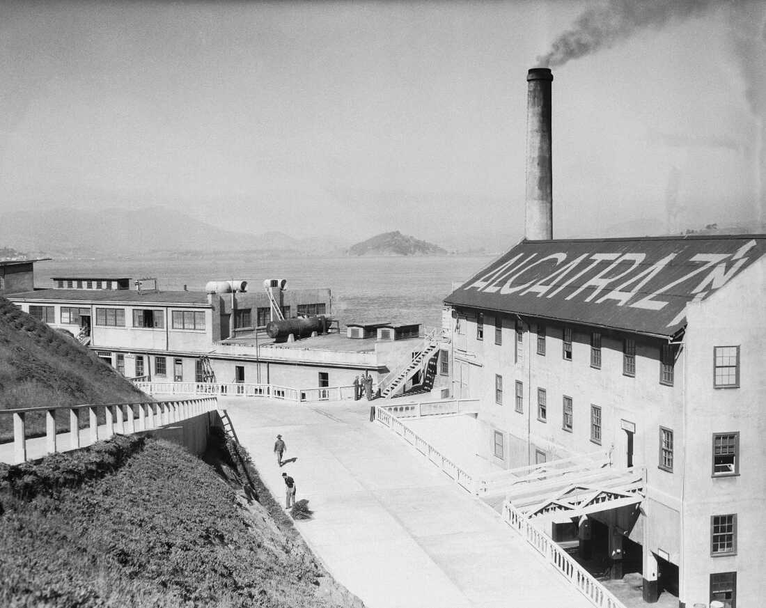 De izquierda a derecha se encuentran la sala de lavandería, la planta de energía y el edificio de intendentes en la isla de Alcatraz, en una foto tomada el 20 de octubre de 1933 en San Francisco.