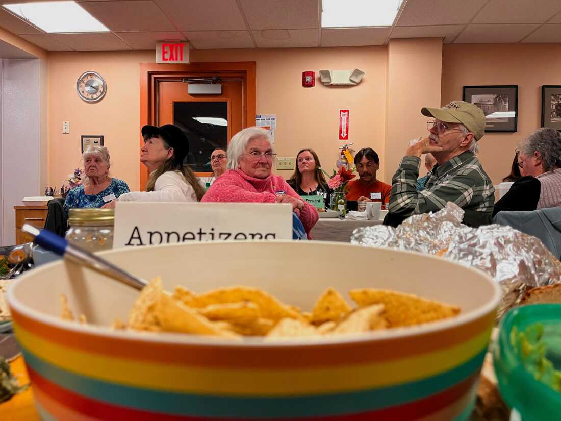 Community Plate busca reunir a las personas sobre las cenas compartidas de cacerolas clásicas.