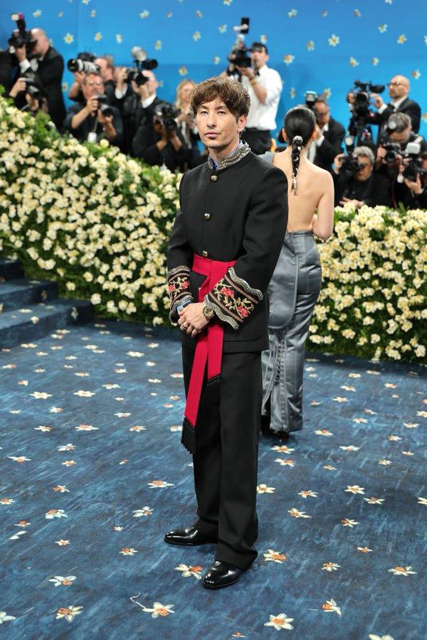 5 de mayo de 2025 Tweet por @BeyzanuraPaydin X usuario @BeyzanuraPaydin publicó dos fotos del atuendo de Gala Met de Barry Keoghan el 5 de mayo de 2025, reuniendo más de 200 me gusta en un tweet subtitulado,