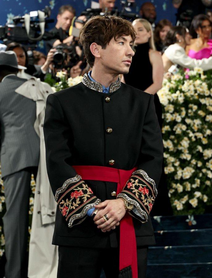 5 de mayo de 2025 Tweet por @BeyzanuraPaydin X usuario @BeyzanuraPaydin publicó dos fotos del atuendo de Gala Met de Barry Keoghan el 5 de mayo de 2025, reuniendo más de 200 me gusta en un tweet subtitulado,