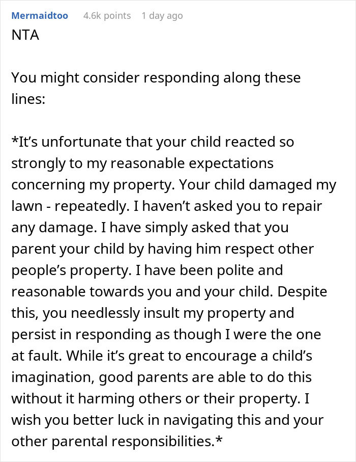 Comentario discutiendo el césped y arruinando el césped, solicitando respeto por la propiedad y la supervisión de los padres adecuada.