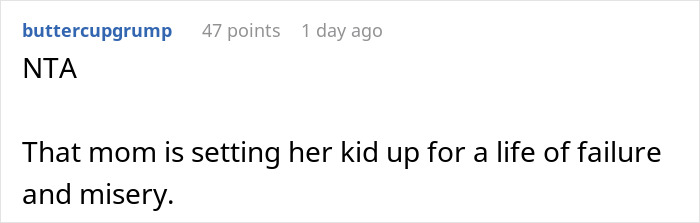 Captura de pantalla de un comentario de usuario criticando a una madre mientras habla sobre un niño vecino excavando y arruinando los problemas de césped en línea.