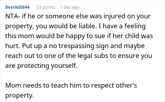 Comentario discutiendo preocupaciones de responsabilidad y asesoramiento sobre un niño vecino excavando y arruinando el césped en propiedad privada.