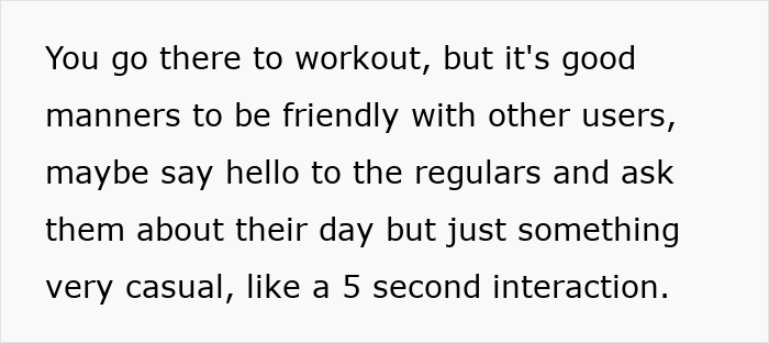 Texto sobre el coqueteo del gimnasio y cómo las interacciones casuales y amigables son mejores que los intentos incómodos que revelan por qué a las mujeres no les gusta.