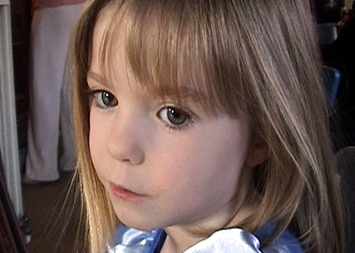 Primer plano de la joven Madeleine McCann con cabello rubio y ojos verdes, relacionado con la solicitud urgente de la policía alemana.