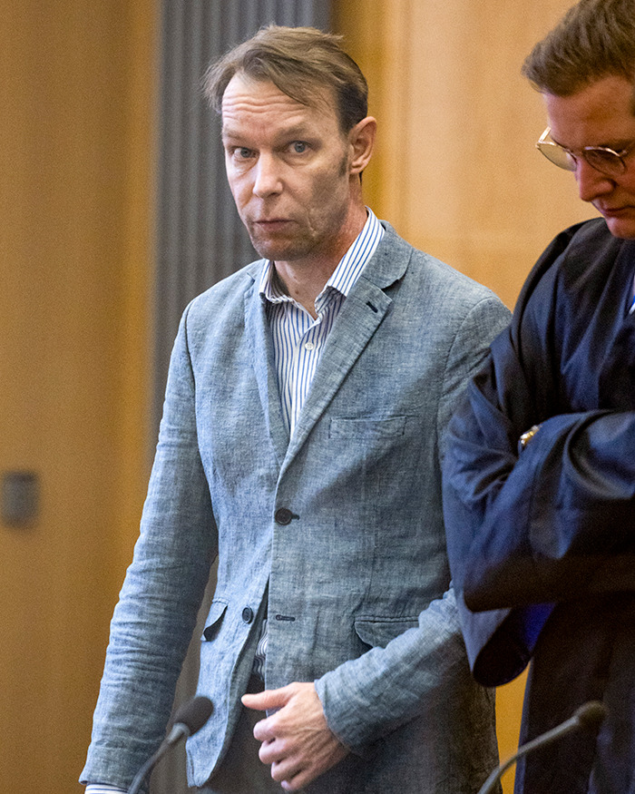 Hombre en un blazer gris que habla en el interior con la policía alemana en antecedentes después de la evidencia de Madeleine McCann es una noticia fallecida.