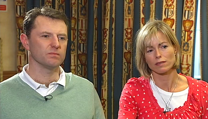 Pareja sentada en el interior con expresiones serias durante una entrevista sobre Madeleine McCann y la policía alemana.
