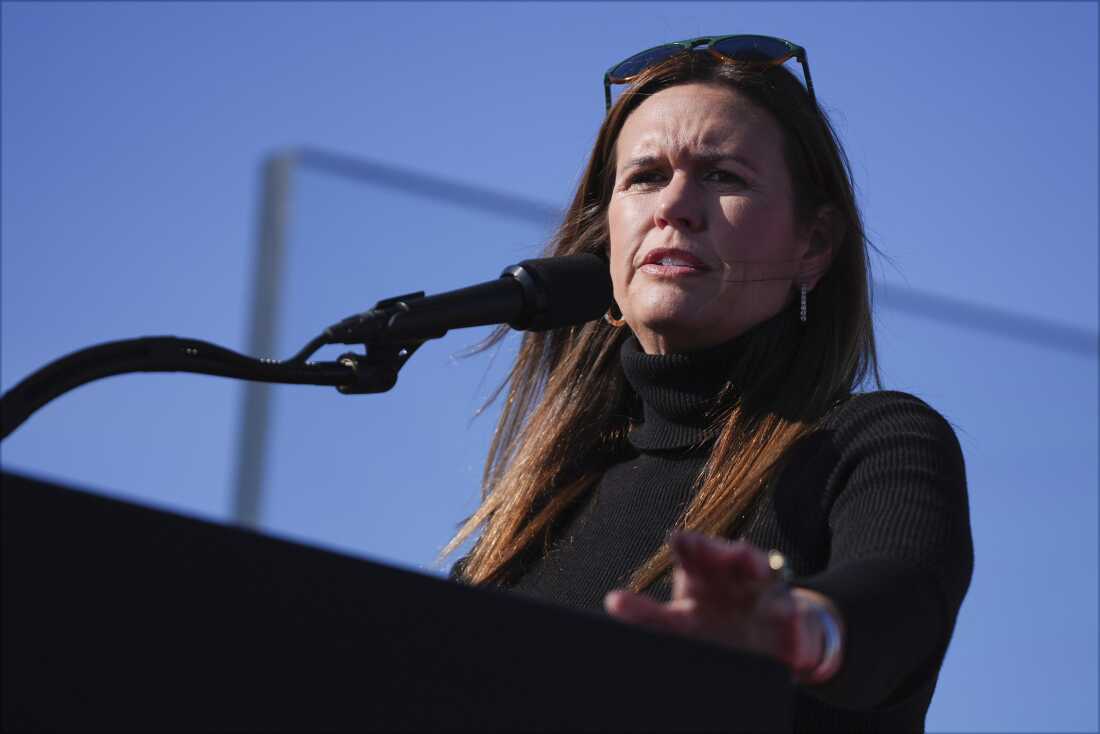 La gobernadora de Arkansas, Sarah Huckabee Sanders, habla en una manifestación de campaña para el entonces candidato presidencial Donald Trump, en noviembre de 2024. Bajo el segundo mandato del presidente Trump, Sanders anunció planes para repetir los requisitos de trabajo para Medicaid