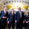 Desde la izquierda: el vicepresidente estadounidense JD Vance, el senador Tom Cotton, republicano de Arkansas, el senador John Barasso, republicano de Wyoming, el presidente Donald Trump, el senador Shelley Moore Capito, un republicano de Virginia Occidental y el líder de la mayoría del Senado John Thune, republicano de Dakota del Sur, hablan a los medios de comunicación el 8 de enero de 2025.