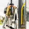 Un hombre que lleva una mochila aborda un autobús.