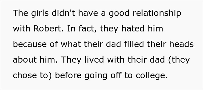 Extracto de texto que describe la relación tensa de las hijas con medio hermano debido a la influencia y la situación de vida de su padre.