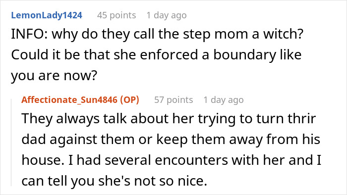 Captura de pantalla de una conversación de Reddit discutiendo una madrastra y un conflicto familiar que involucra a medias hermanas.