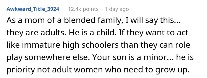 Comente de una madre en una familia mezclada discutiendo el comportamiento de sus hijas hacia su medio hermano y llamándolos patéticos.