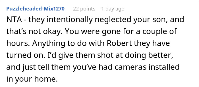 Captura de pantalla de un comentario de Reddit que discute la negligencia y el conflicto familiar que involucra a hijas y a su medio hermano.